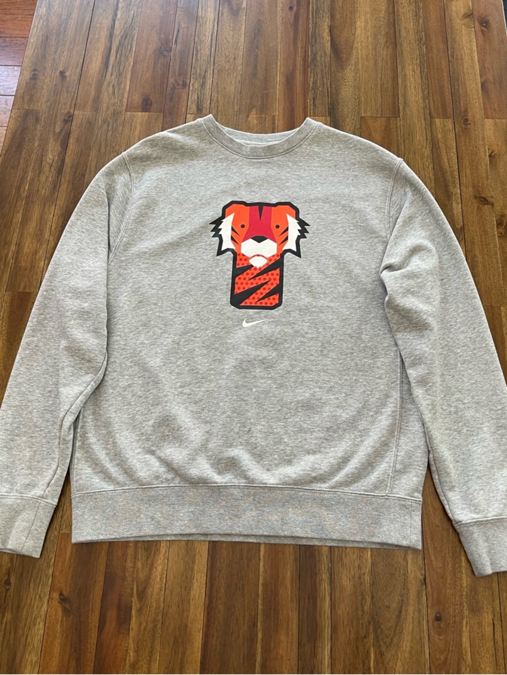 Nike Tiger Woods “Frank” Gray Crewneck Sweatshirt with Red Tiger Motif - Picture 3 of 11